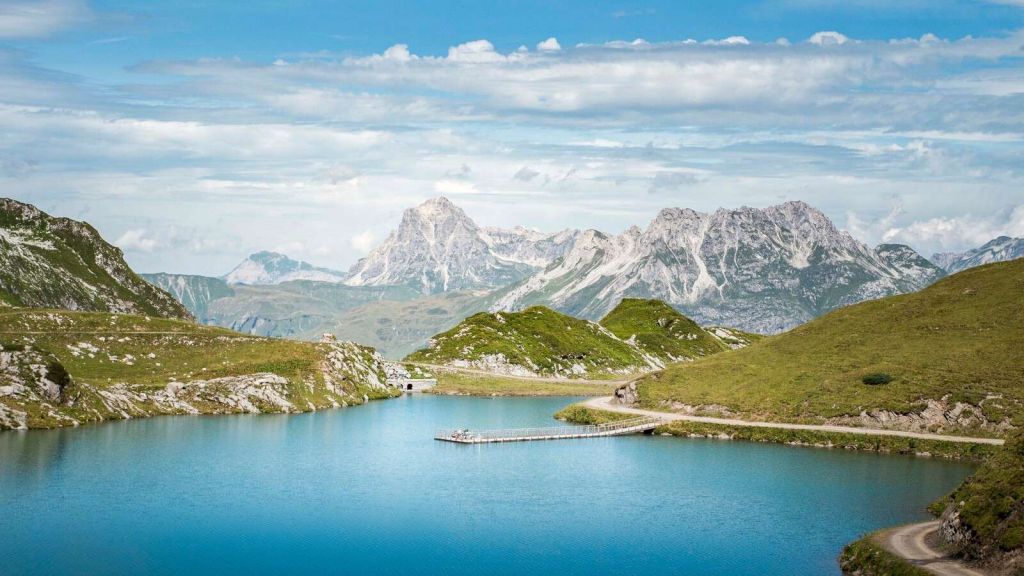 Lago di montagna chiaro nella valle estiva
