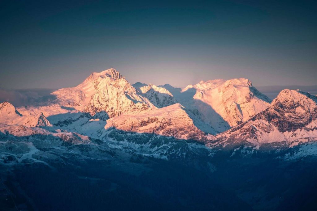 Luce del mattino sulle cime innevate