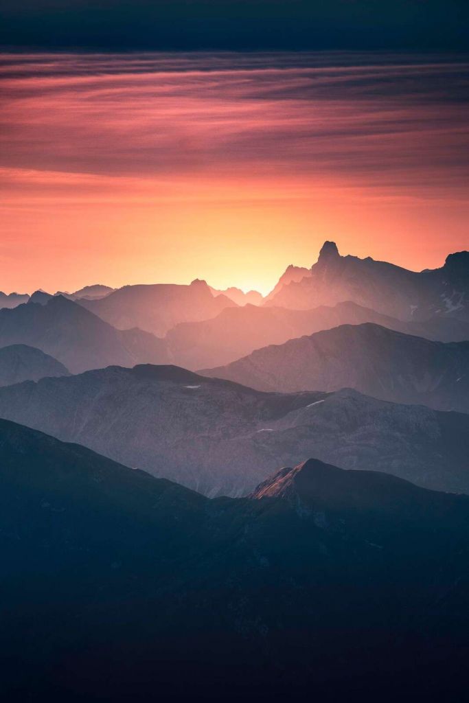 Alba sulle pendici montane viola