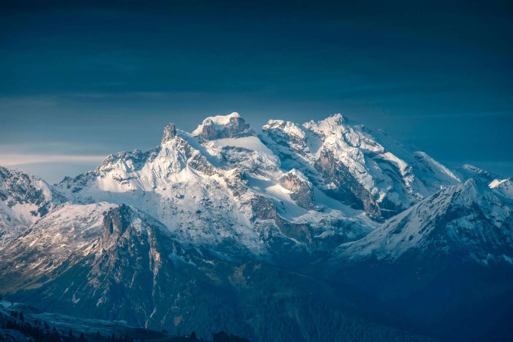 Luce cristallina sulle cime innevate