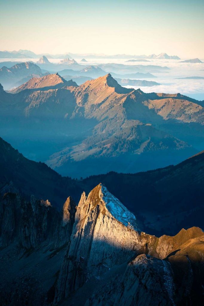 Luce del mattino su una montagna di roccia