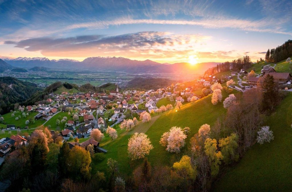 Heuveldorp nella luce primaverile