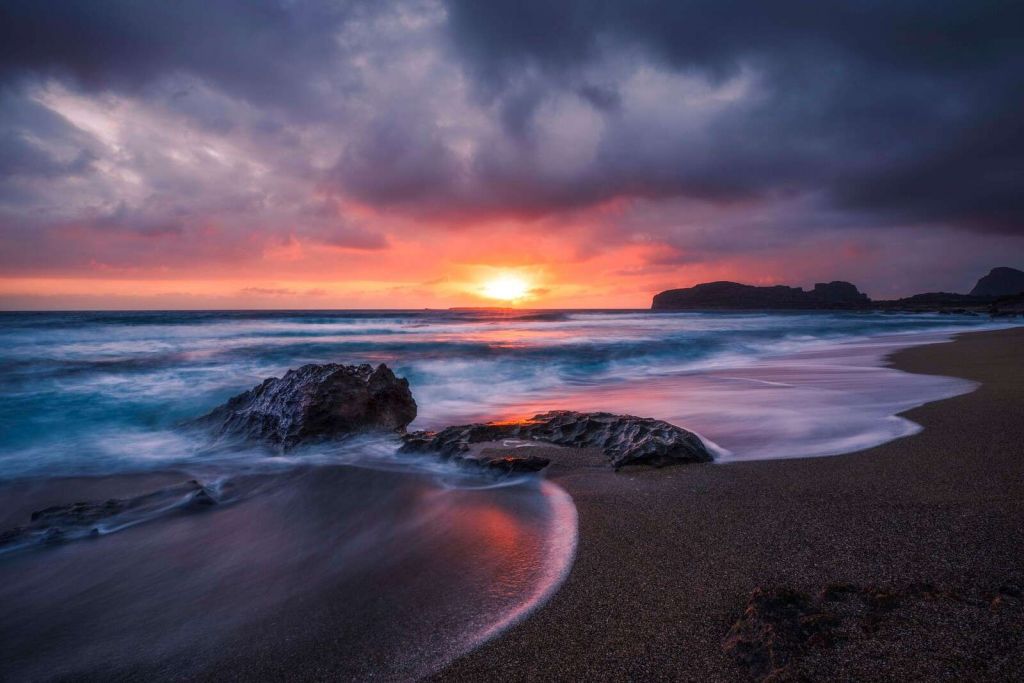 Costa rocciosa al tramonto