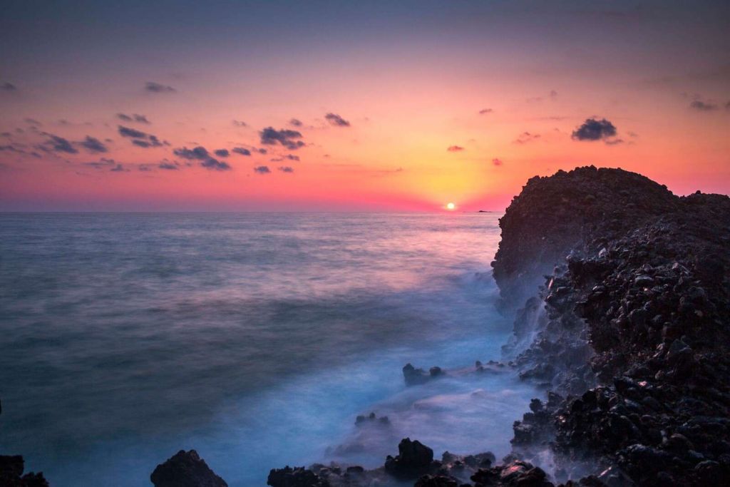 Costa lavica alla luce del tramonto