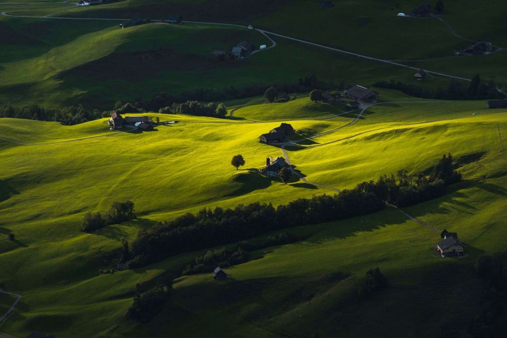 Colline ondulate alla luce del crepuscolo