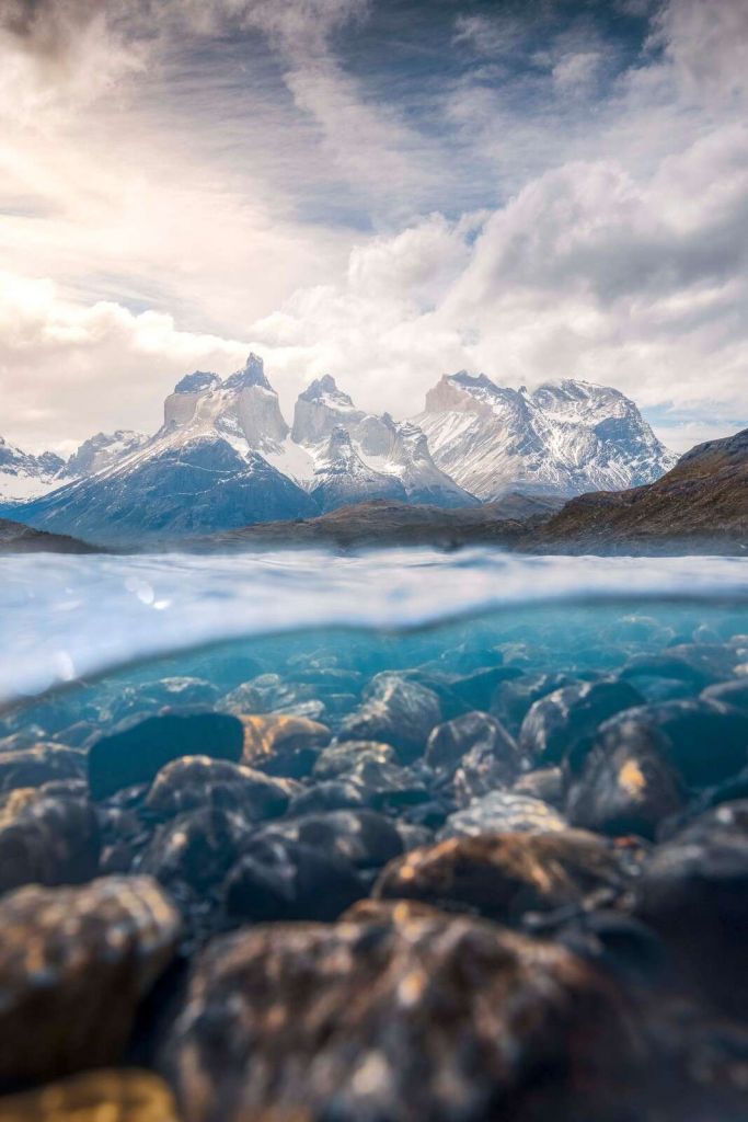 Lago di ghiacciaio limpido con cime montuose