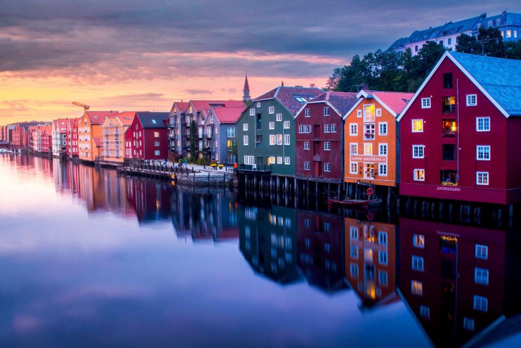 Luce del tramonto su facciate colorate