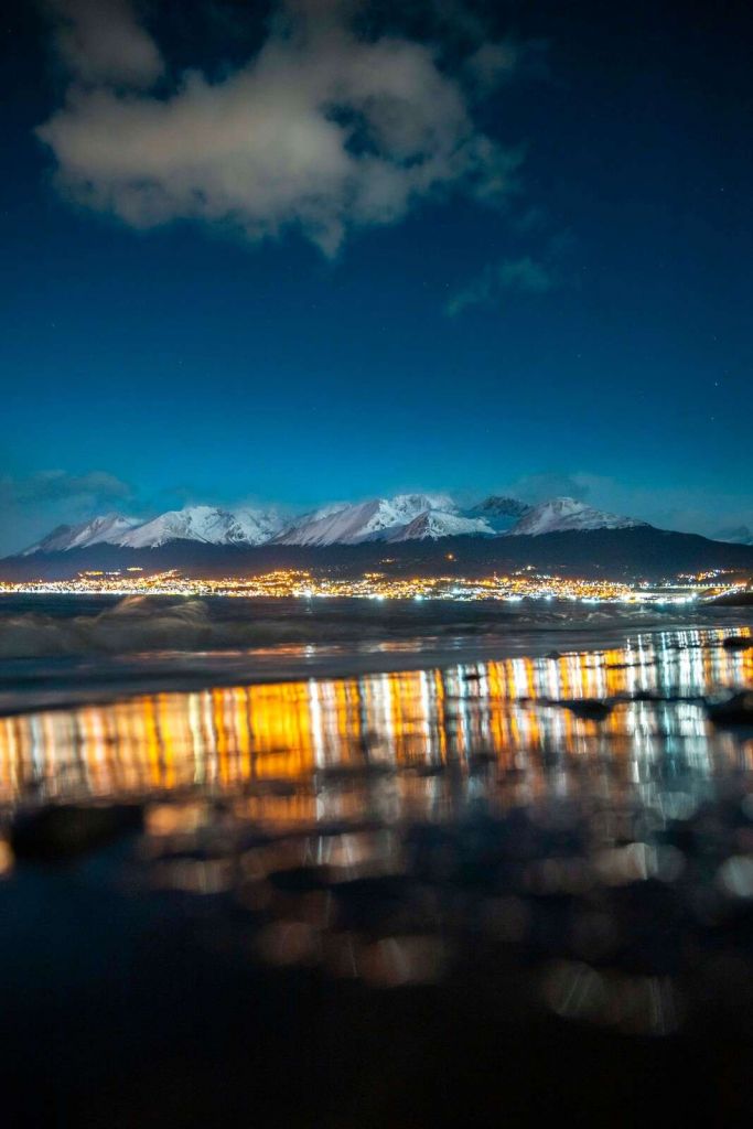 Luce notturna sulla costa innevata