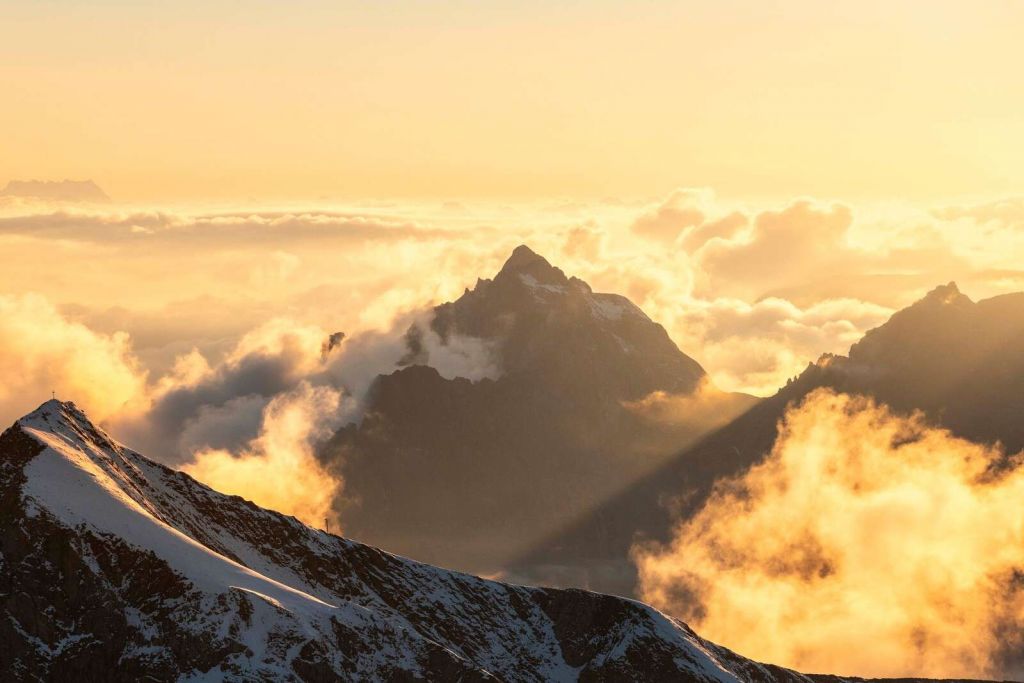 Alba Sopra le Nuvole di Montagna