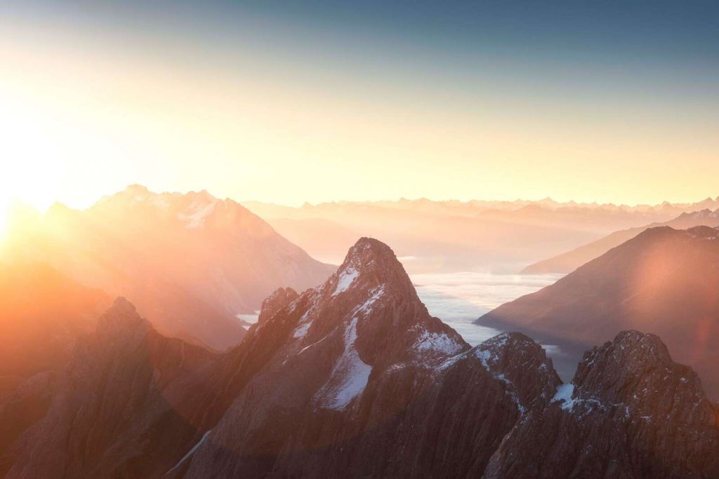 Alba Sopra le Silhouette delle Montagne