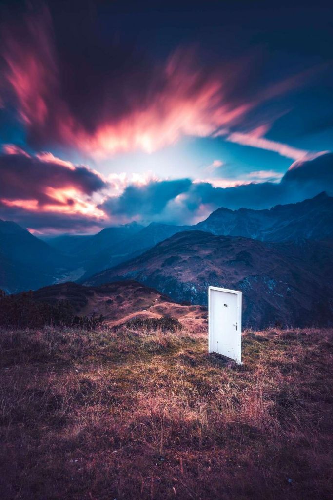 Porta bianca in paesaggio onirico
