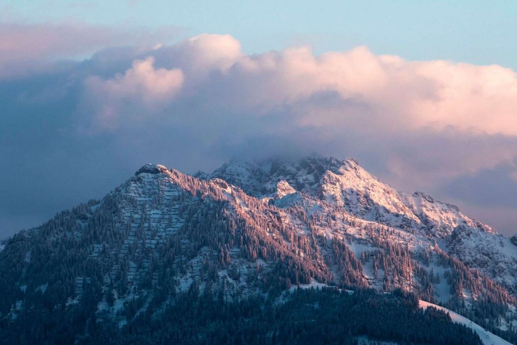 Luce invernale rosa sulle cime delle montagne