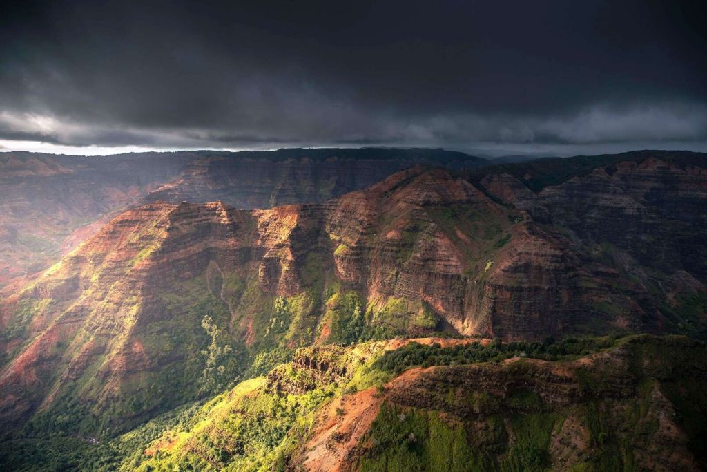 Luce solare drammatica sul canyon