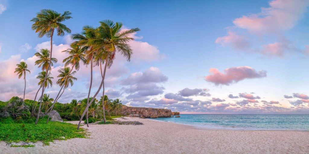 Spiaggia tropicale al tramonto