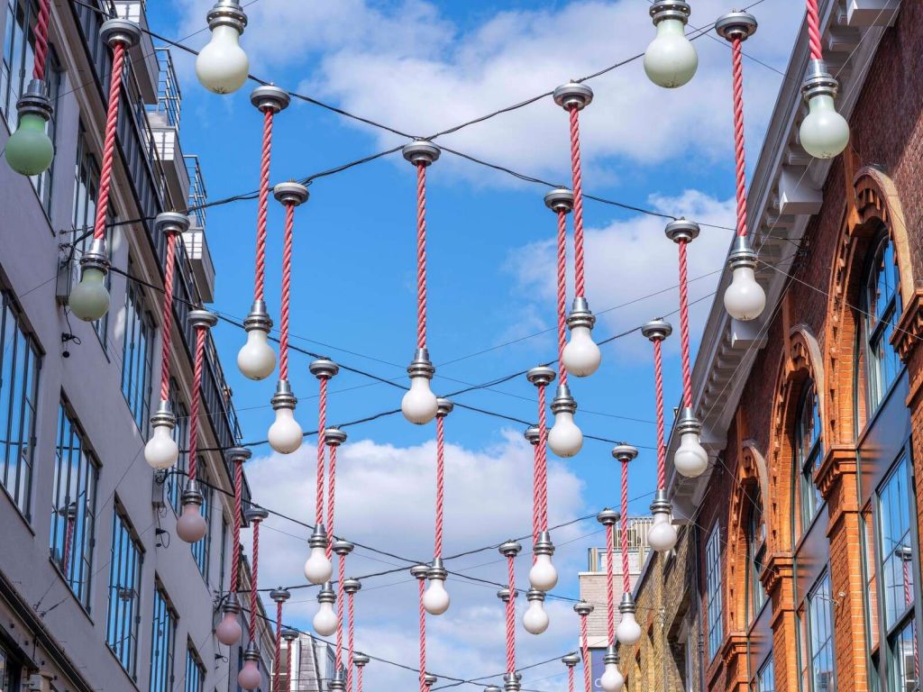 Lampadine appese lungo i palazzi per le decorazioni natalizie, Londra.