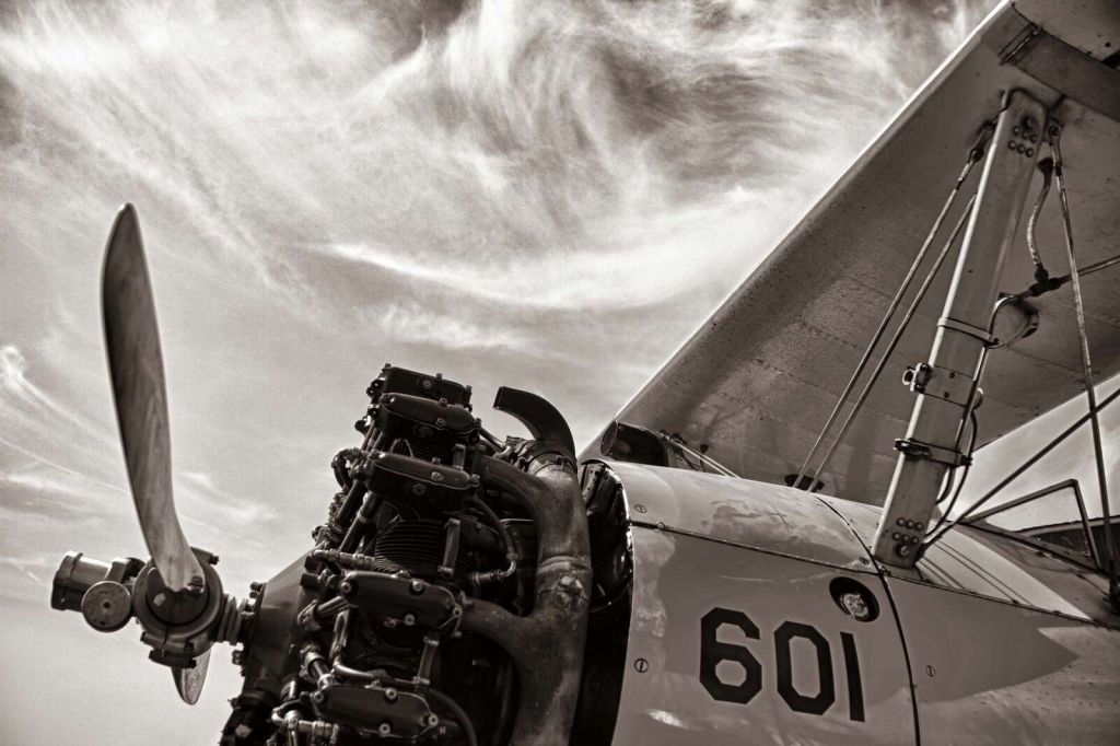 Vintage Propellervlucht Onder Wolken