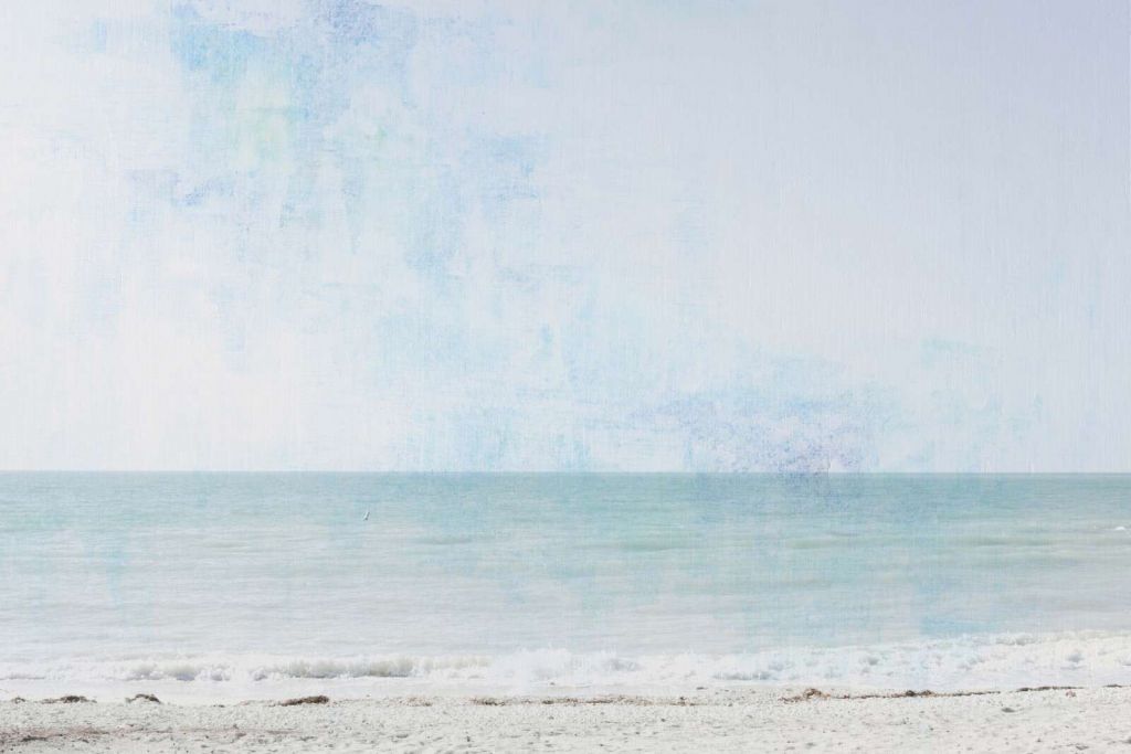 Spiaggia luminosa sotto un cielo morbido