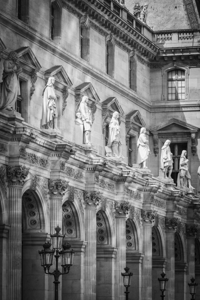 Facciata classica con fila di statue