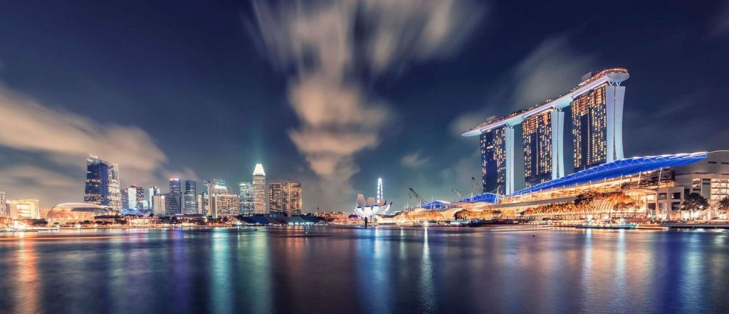 Waterfront skyline met futuristische lichten.