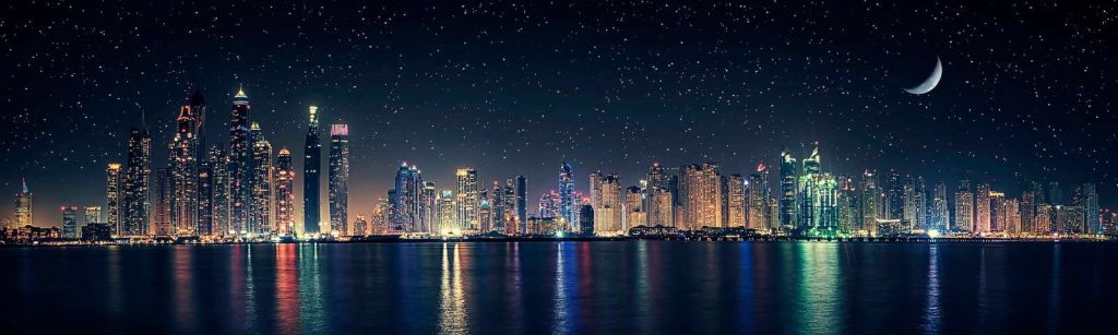 Maanlicht over glinsterende skyline