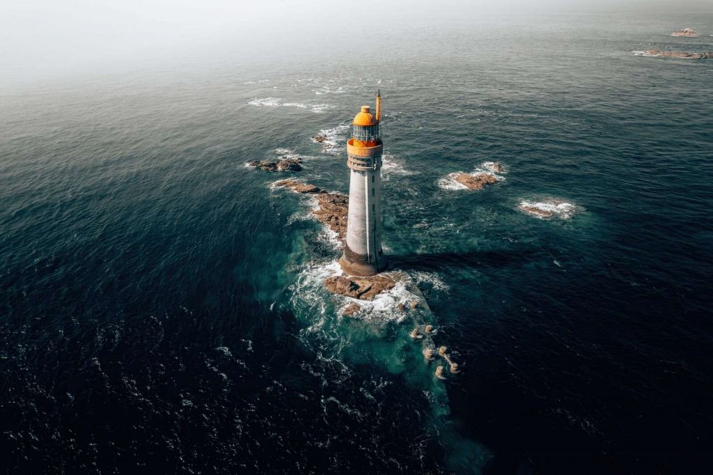 Faro in un oceano infinito