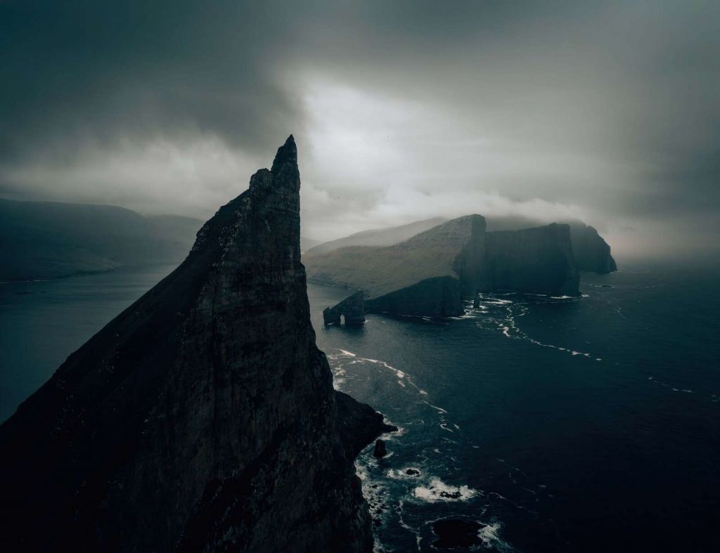 Costa rocciosa nella luce della nebbia