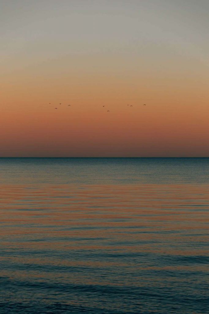 Mare calmo al tramonto