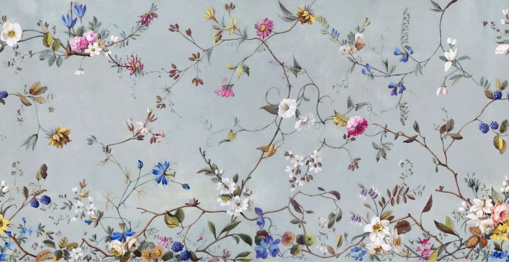 Rametti di fioritura delicati su blu nebbioso