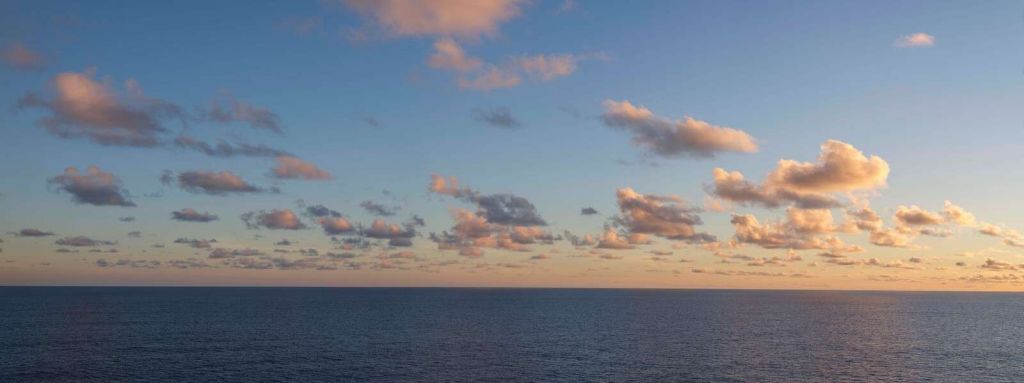 mare calmo sotto il cielo serale