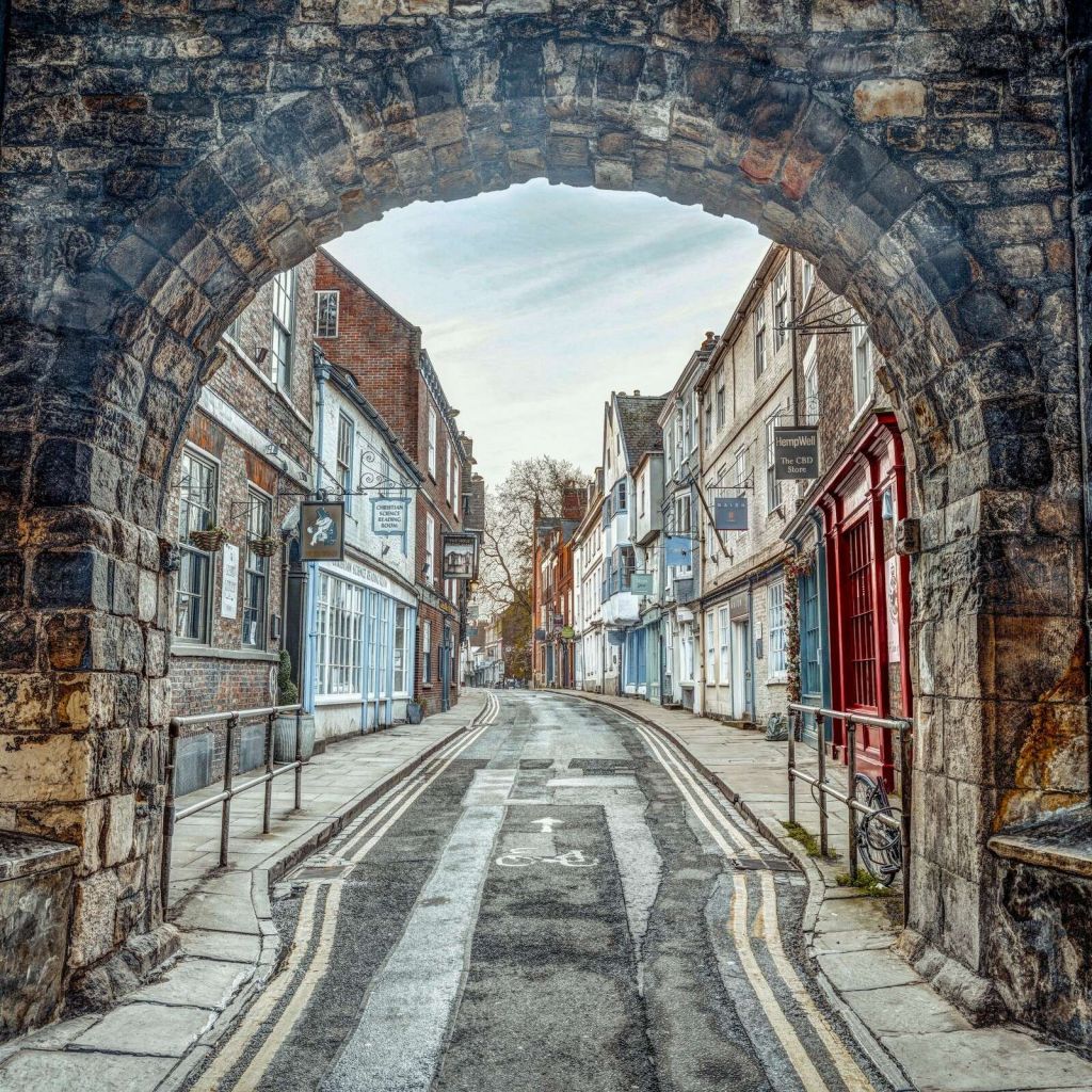Strada storica sotto un arco di pietra