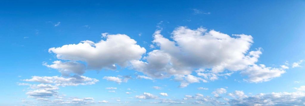 Nuvole bianche nel cielo blu