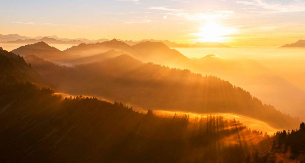 Raggi di sole su un paesaggio montano