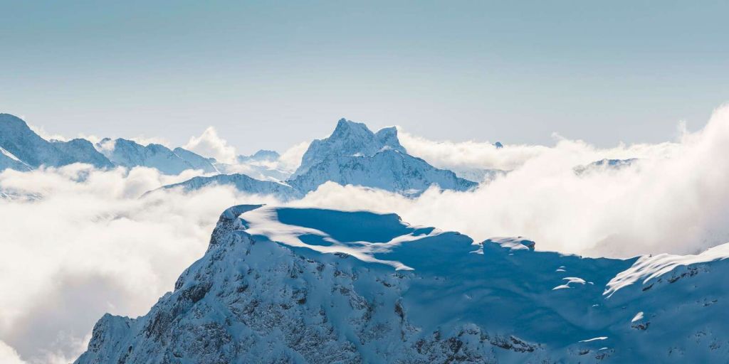 paesaggio montano innevato tra le nuvole