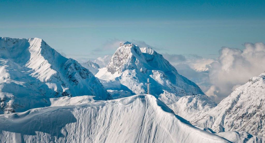 Montagne invernali sopra un mare di nuvole