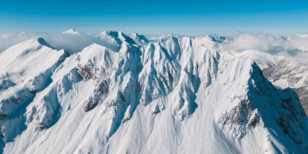 cime montuose ghiacciate alla luce invernale