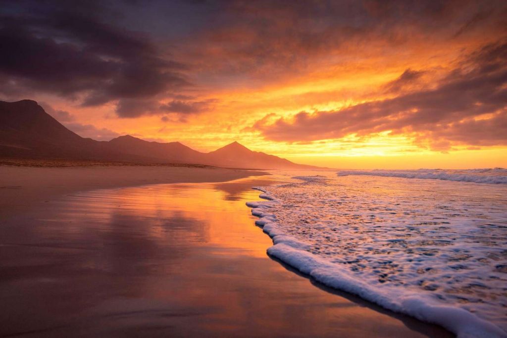 Tramonto su una spiaggia montana