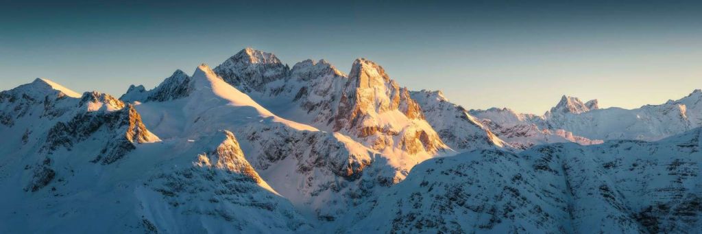 Sole invernale sulle cime delle montagne