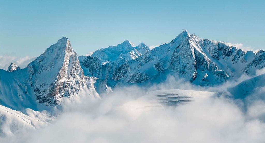 cime montuose innevate nella nebbia