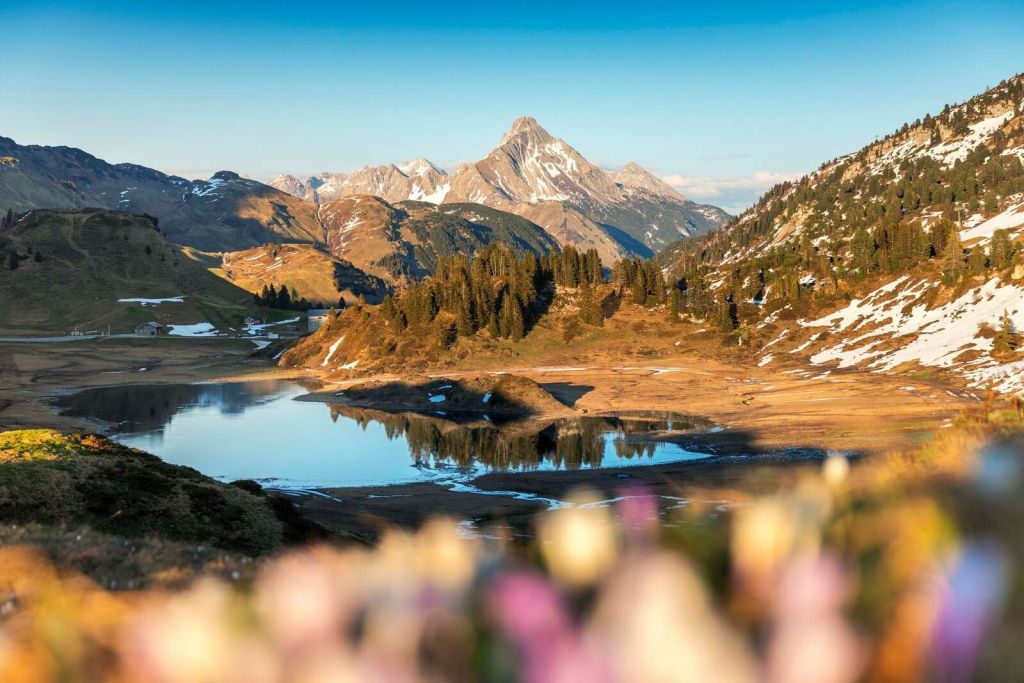 Lago di montagna nella luce primaverile