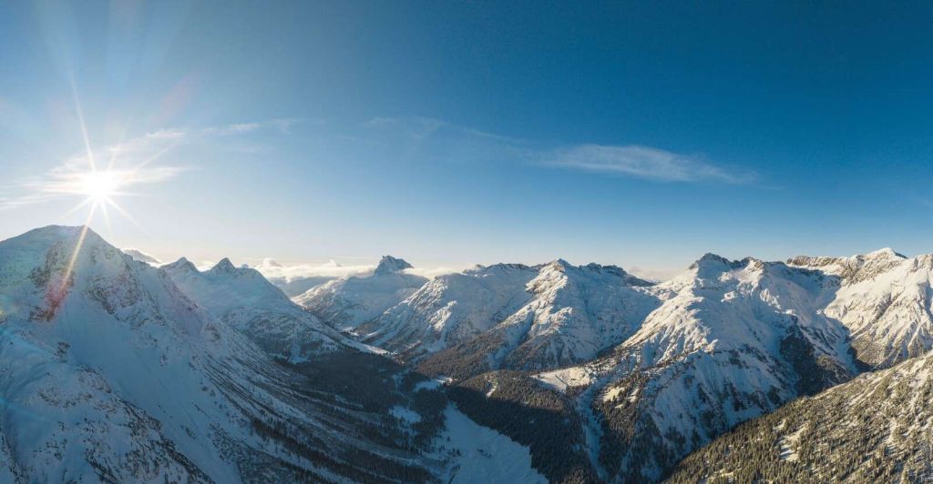 Sole invernale sopra una valle di montagna