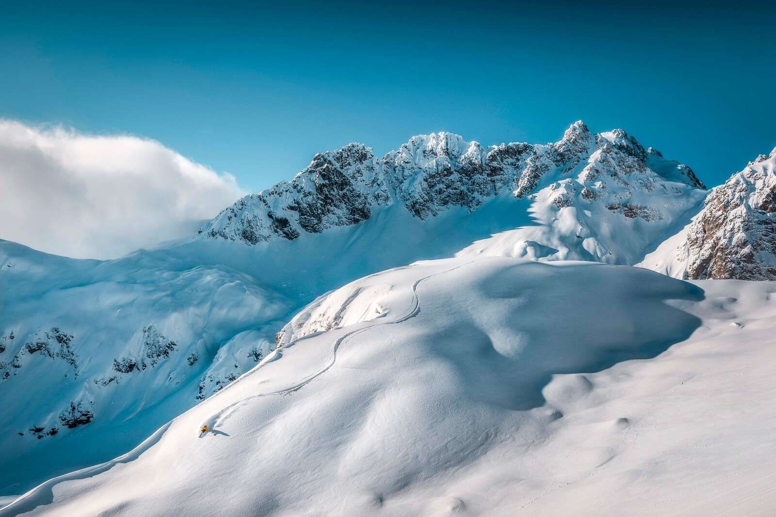 Carta da parati - Pendenza avvertita nel silenzio alpino, image size:1600x1067