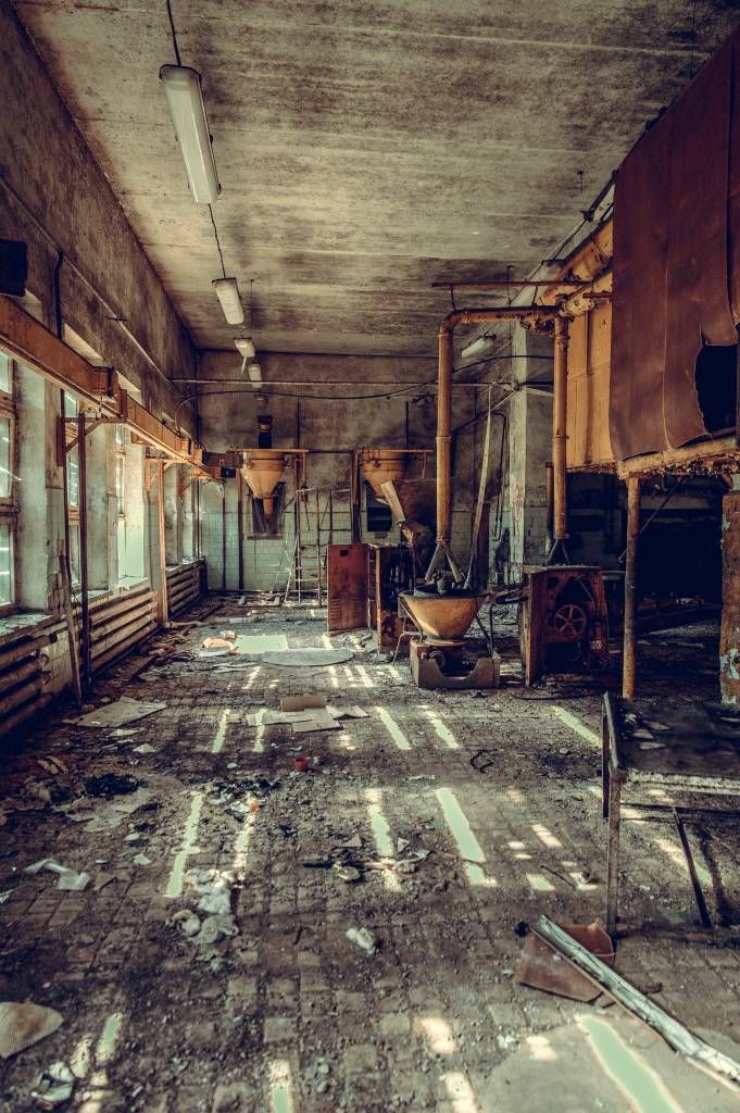 Fabbrica distrutta