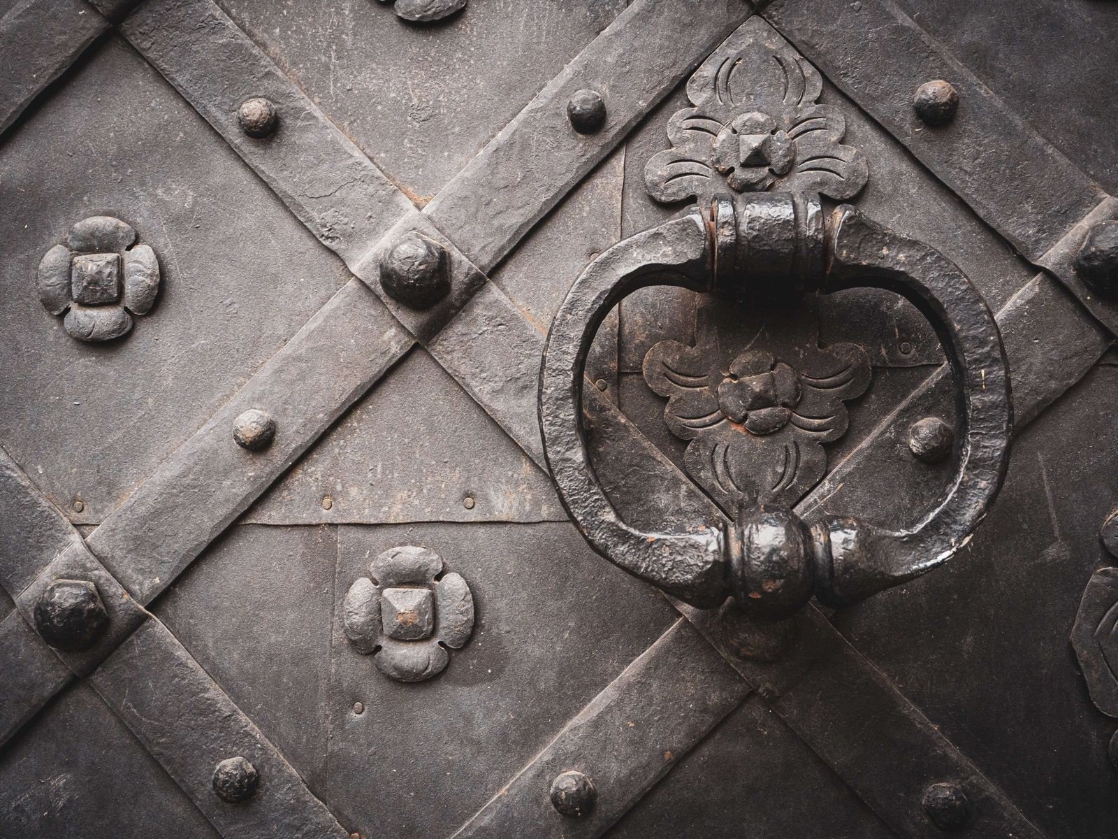 Vecchia porta con leva