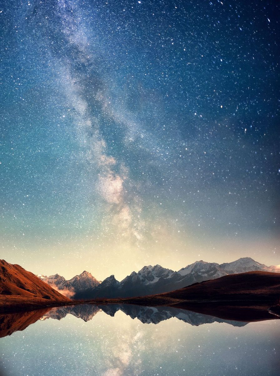 Cielo stellato sopra le montagne