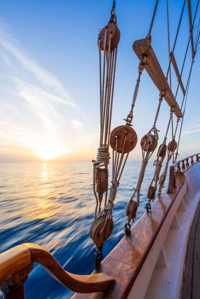 Barca a vela al tramonto