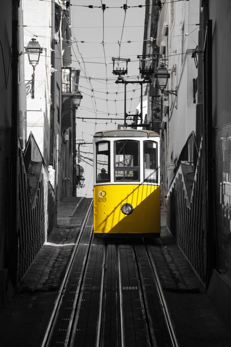 Tram nero bianco giallo