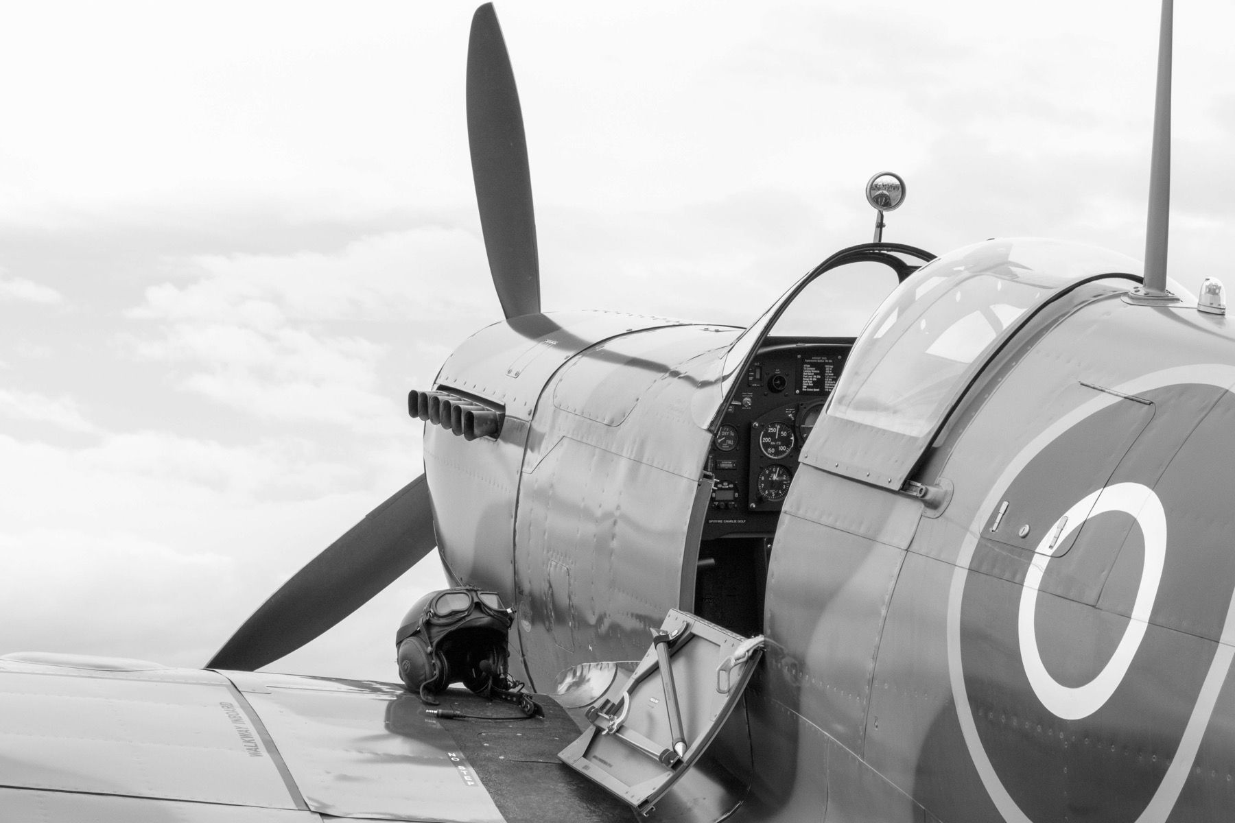 Vecchio aereo da caccia