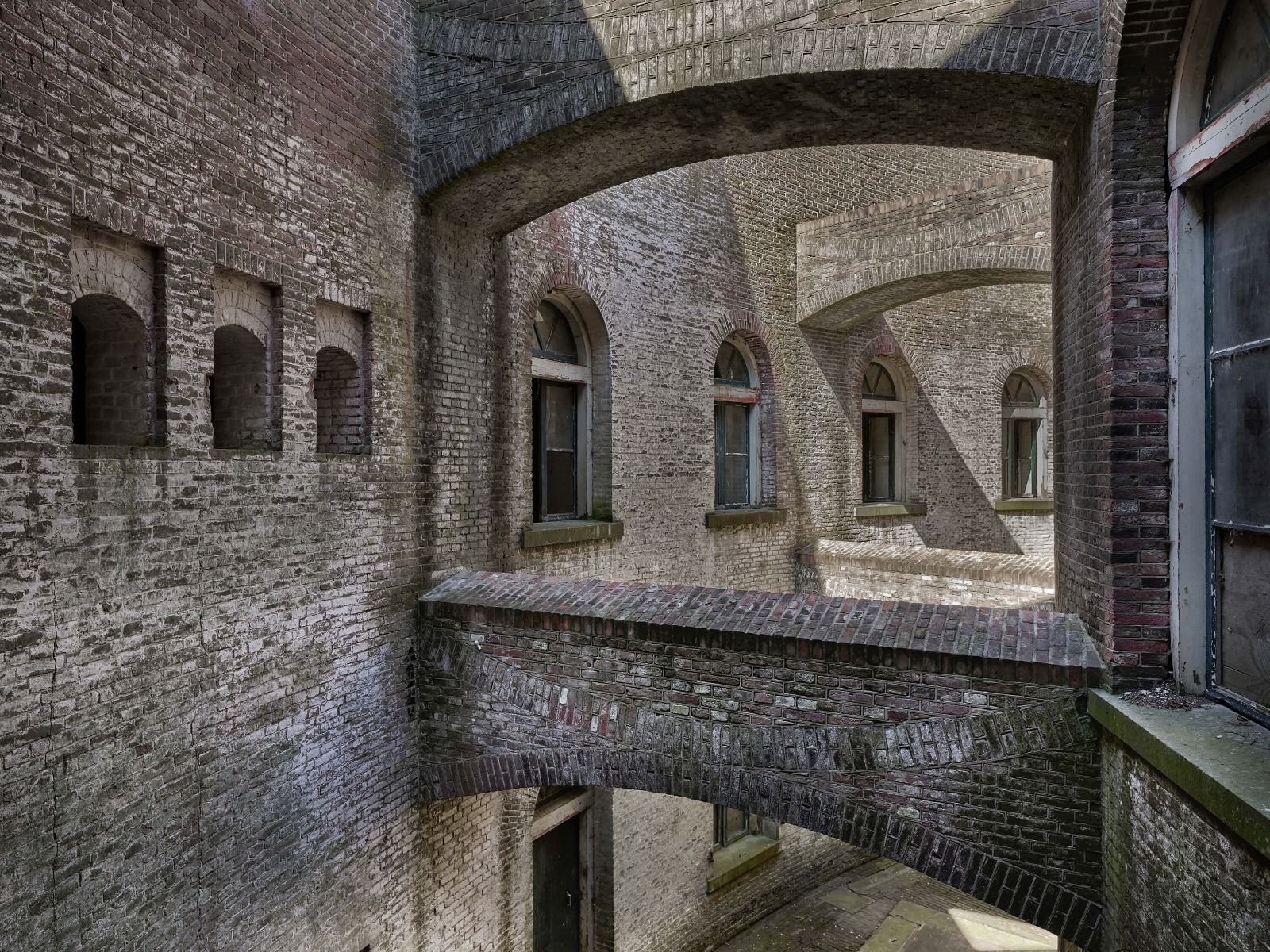 Vecchio edificio con archi