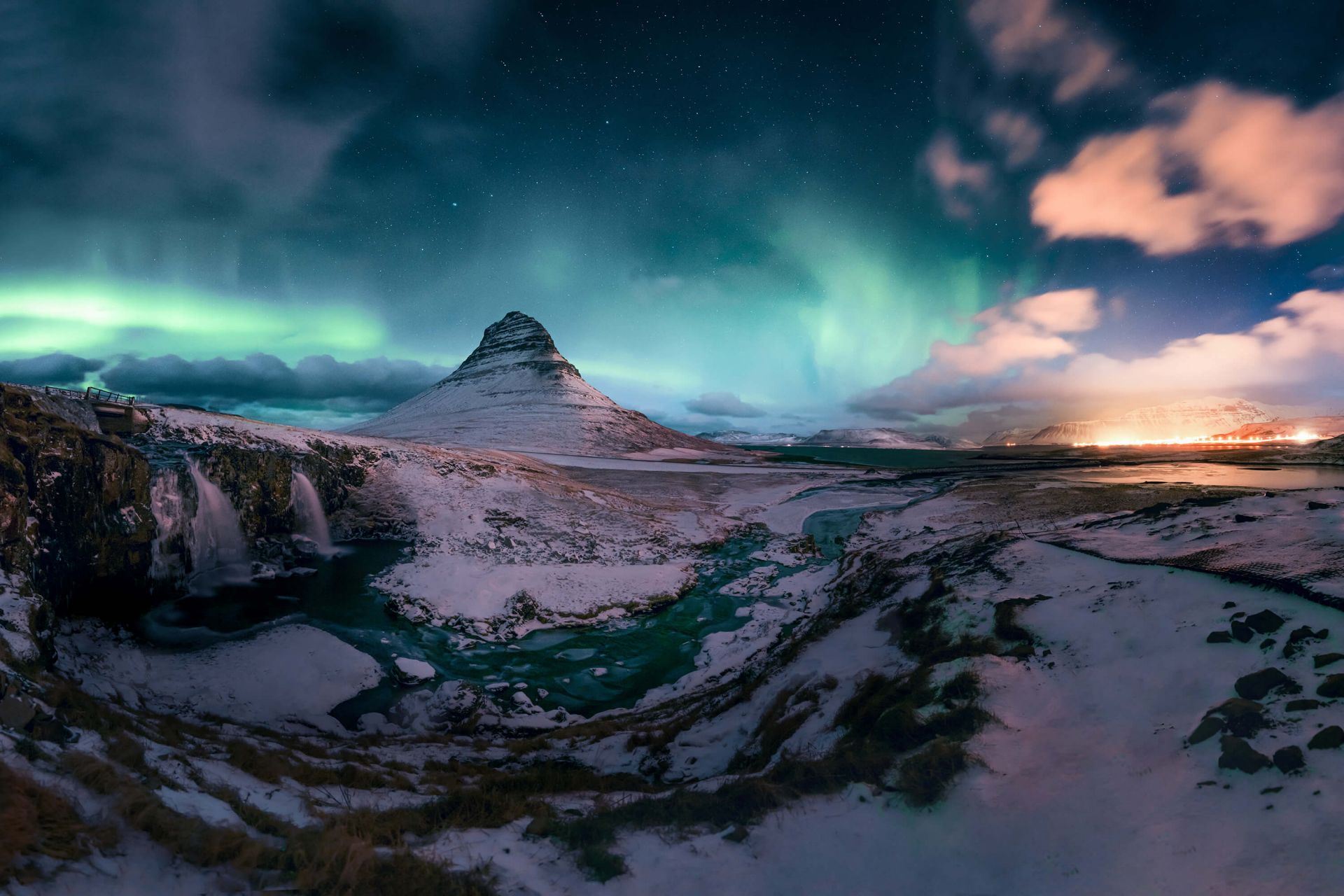 Kirkjufell con l'aurora boreale