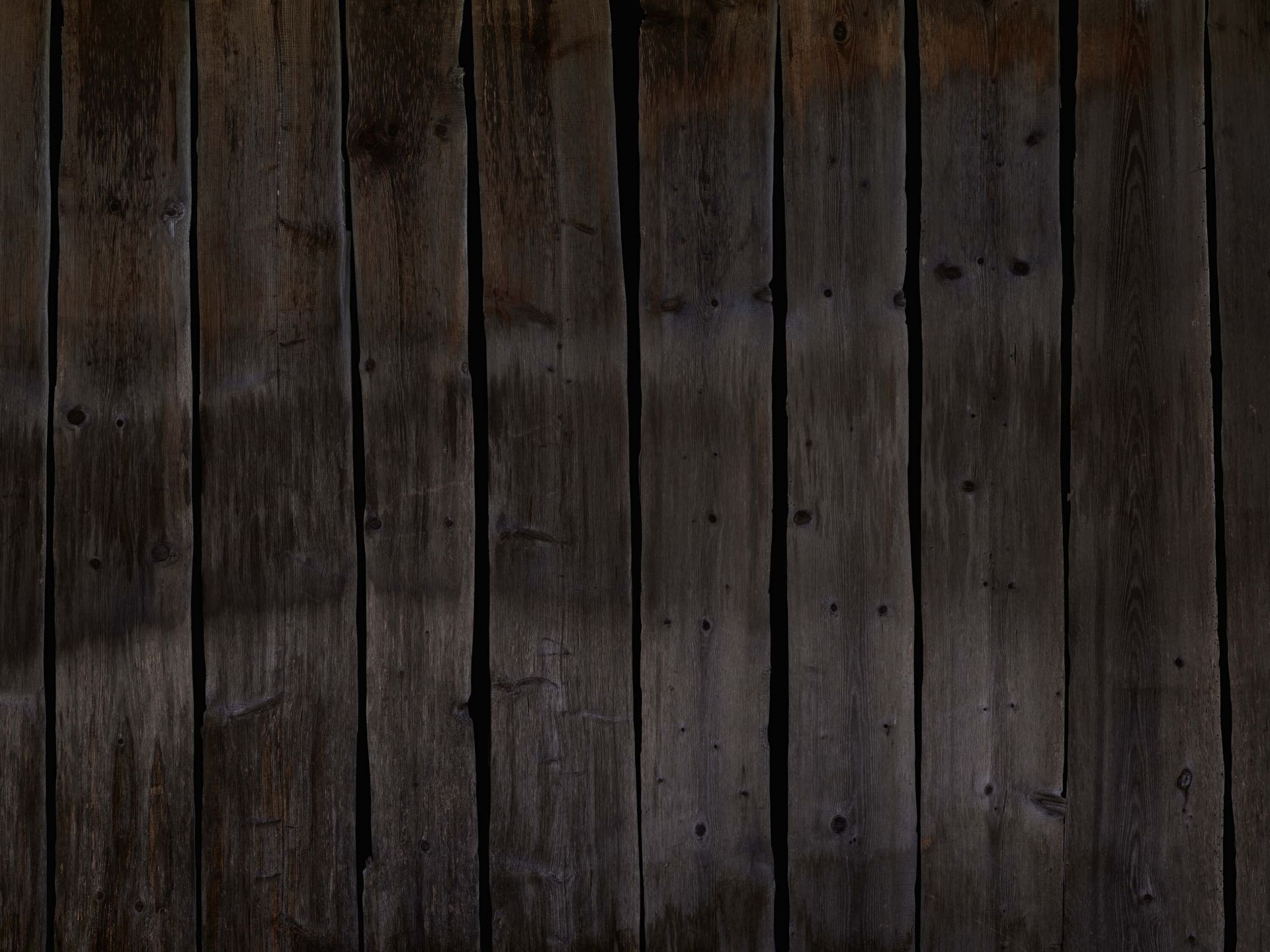 La luce cade sul legno scuro